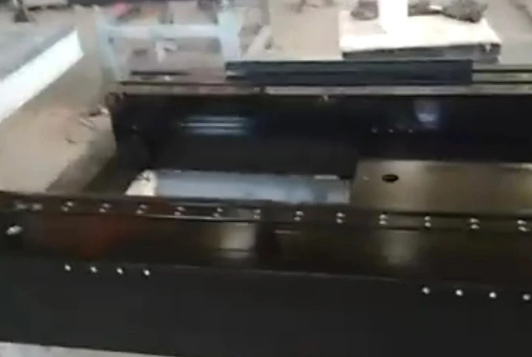 Žulové komponenty s vŕtanými dierami a vloženými dielmi