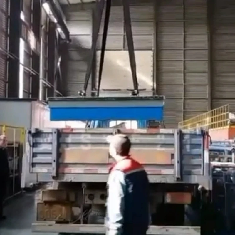 Platforma z litiny sa načíta na vozidlo na prepravu